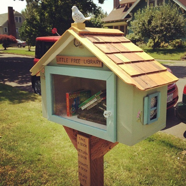 genius idea for sharing Good Books with your neighbors.