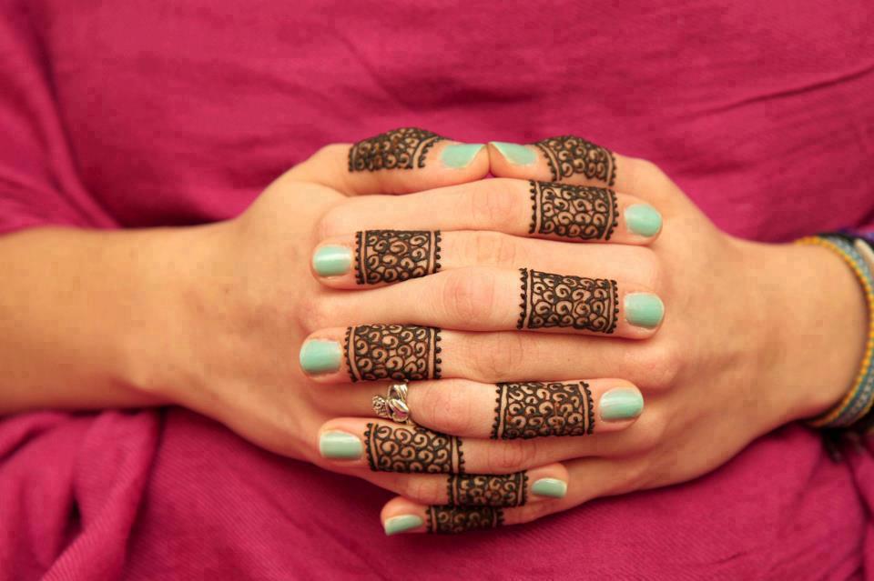 henna mehndi fingers