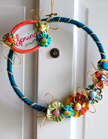 DIY Embroidery Hoop Wreath with YoYo Flowers