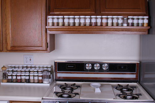 spice-rack-near-stove-organizer