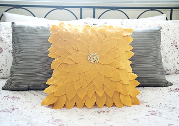 felt flower pillow tutorials