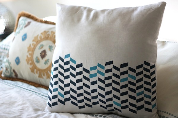 stenciled pillow tutorials