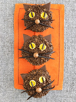 Halloween cat cupcakes