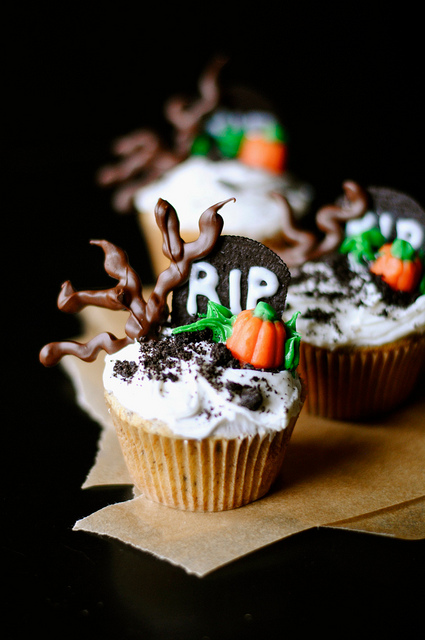 Halloween graveyard cupcakes