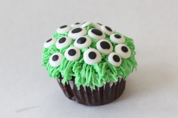 monster eyes cupcakes