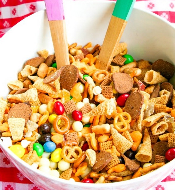 homemade-sweet-trail-mix-ingredients