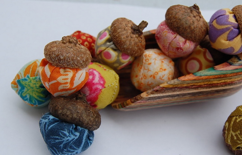 Make-fabric-acorns-for-Fall-decoration