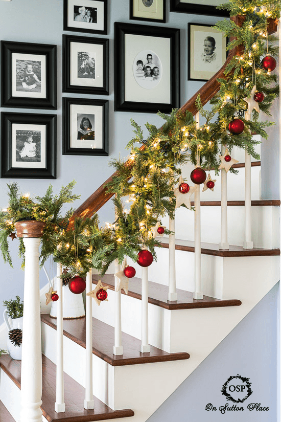 Christmas-entryway-decor-with-garland-and-lights