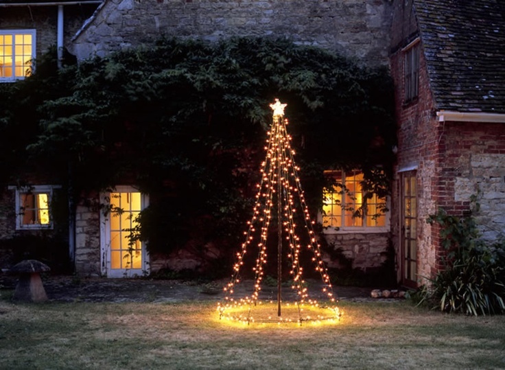 DIY-outdoor-Christmas-tree-using-string-lights