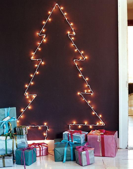 Christmas-tree-on-the-wall-using-string-lights