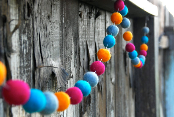 Easy-Garland-with-Pom-Pom