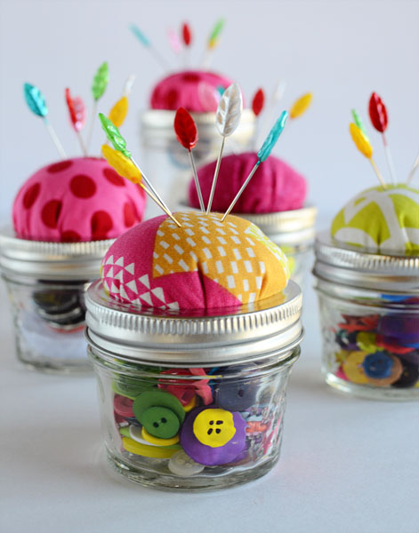 https://www.craftionary.net/wp-content/uploads/2016/03/mason-jar-pin-cushion-1.jpg