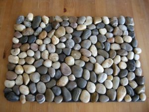 making-rugs-DIY-pebble-bath-mat