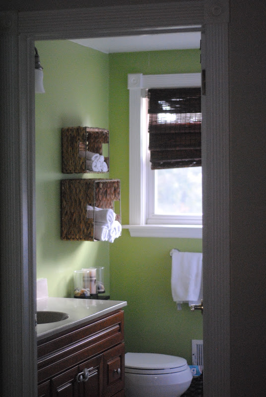 bathroom-towel-storage-using-baskets