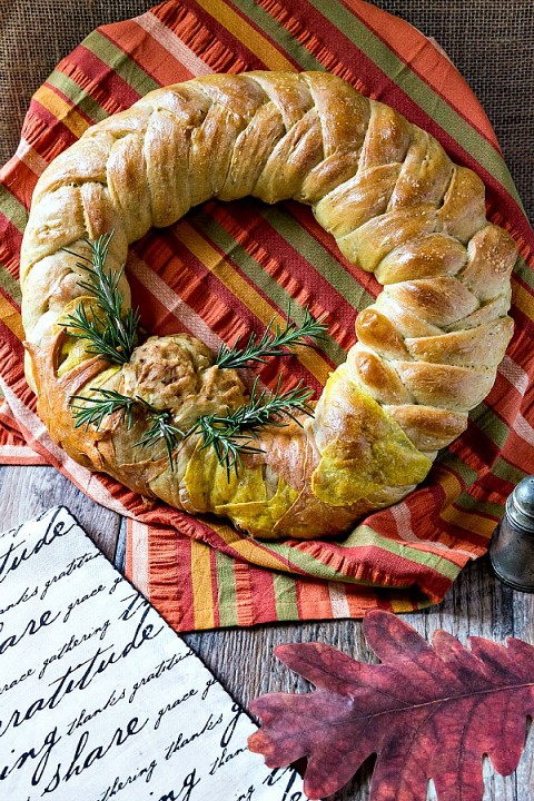 thanksgiving-wreath-braided-bread