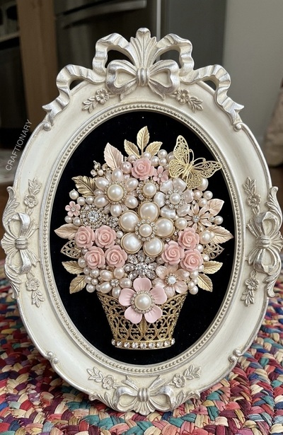 beautiful-old-jewelry-frame-art