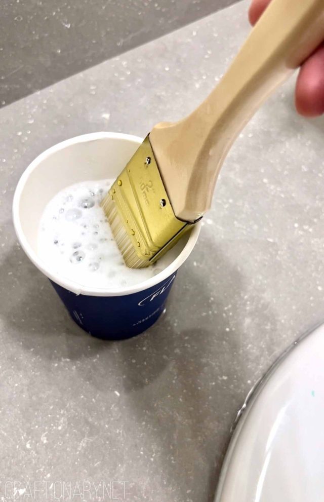 wash clean paint brush tip