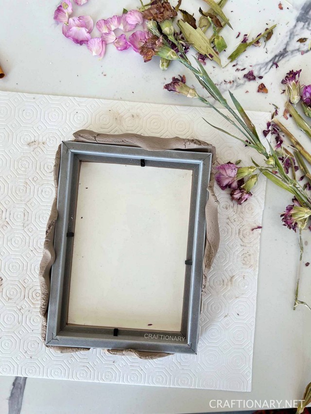 use frame as mold to make dried flowers casting art