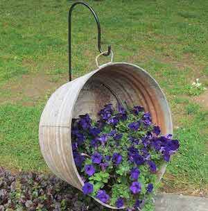 Hanging-Galvanized-Tub-Planter-Landscaping-Idea