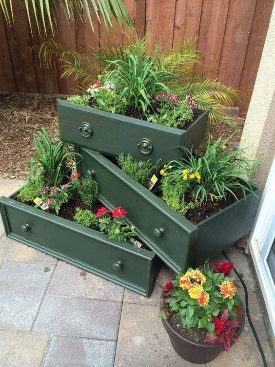 upcycled-old-drawers-front-yard-idea