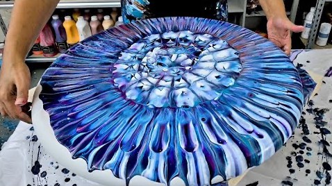 Kaleidoscope-Effect-with-Thick-Acrylic-Paint-Acrylic-Pouring