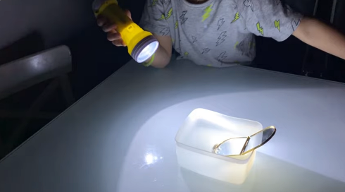 rainbow-making-with-flashlight-and-mirror