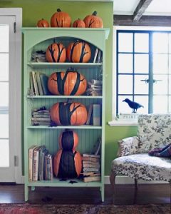 bookshelf-tree-pumpkins