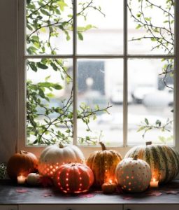 carved-pumpkin-lanterns-window-display