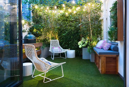 faux-grass-living-wall-balcony-garden-idea