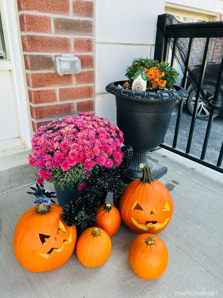 front-porch-halloween-pumpkin-decor-idea