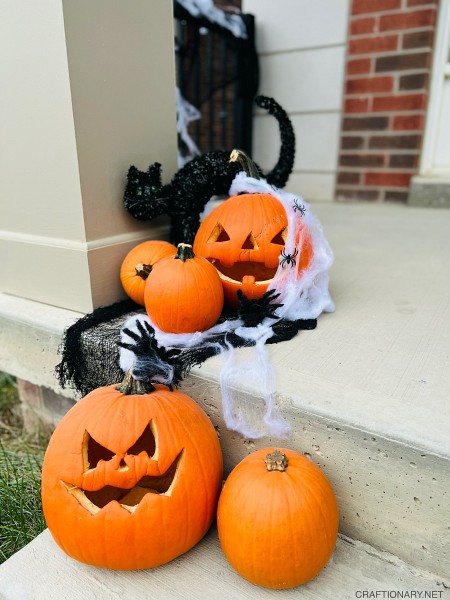 outdoor-pumpkin-decor-halloween-pumpkins-front-porch-decoration