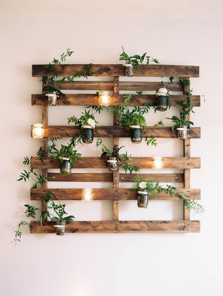 plants-on-pallet-small-space-garden-idea