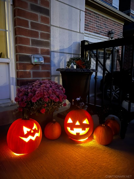 pumpkin-face-glow-in-the-dark-diy-pumpkin-carving