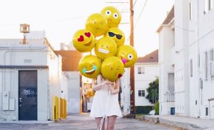 Simple-DIY-steps-to-make-metallic-balloon-emoji