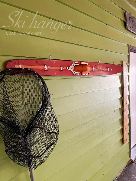 reuse-old-skiis-as-ski-hanger-cottage-exterior-decor