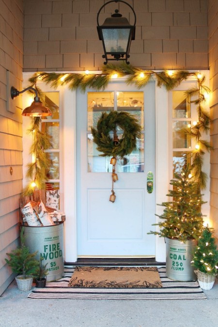 modernfarmhousechristmasporchdecoration