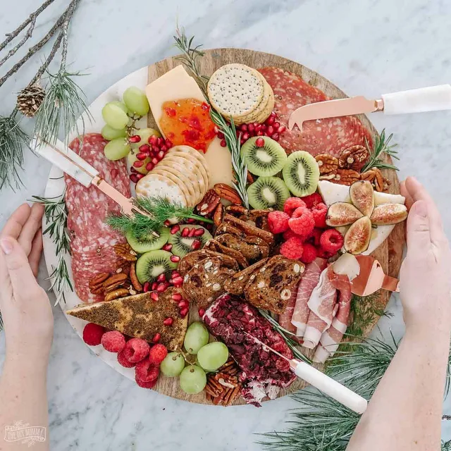 Red-and-Green-Christmas-Charcuterie-Cheese-Board