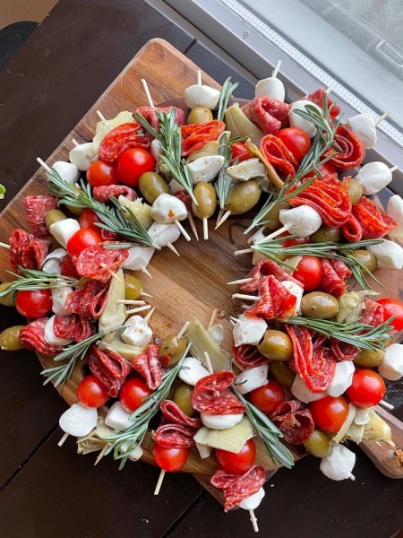 charcuterie-board-ideas-skewers-wreath