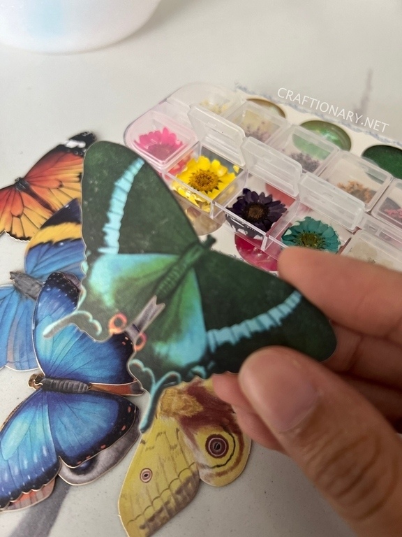 resin-crafts-insertions-paper-butterflies-flowers-glitter