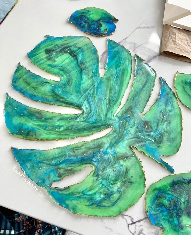 epoxy-resin-tray-art-without-mold-using-glue-gun