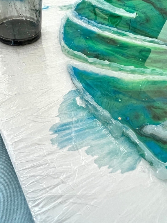 leaf-resin-tray-art-using-hot-glue-gun-sticks