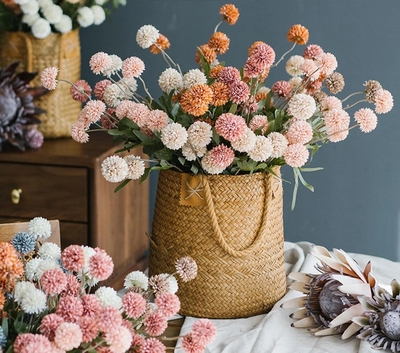 flowersinwovenbasketdinningtabledecor