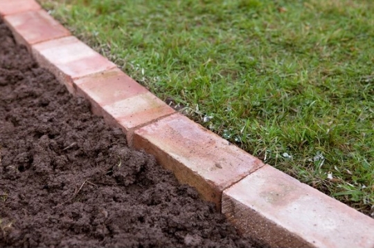 how-to-edge-a-lawn-with-bricks