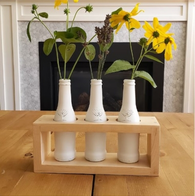 modern-linear-wood-vase-centerpiece.