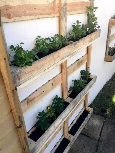 upcycled-pallet-vertical-raised-garden-planter