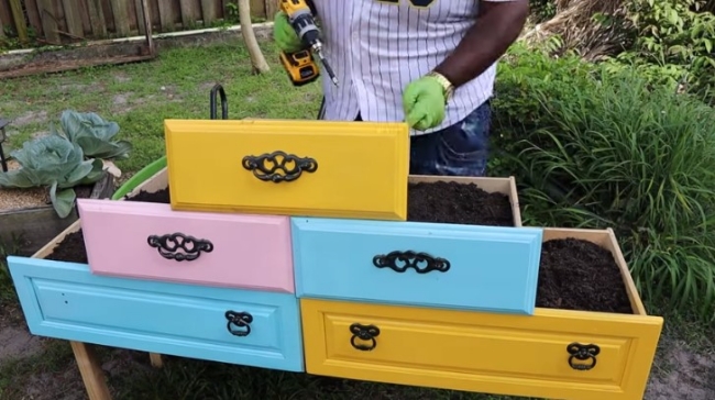 take OLD dresser drawers and turn them into a BEAUTIFUL raised flowerbed
