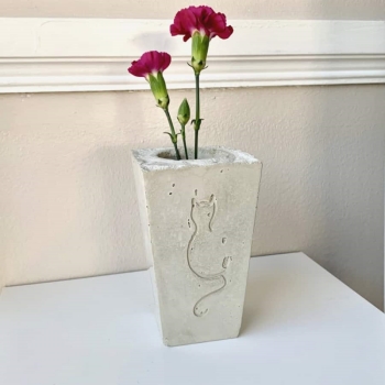 diy-cement-vase-with-cat