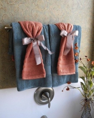 Use seasonal accessory or ribbon to tie a hand towel to hang over a bath towel