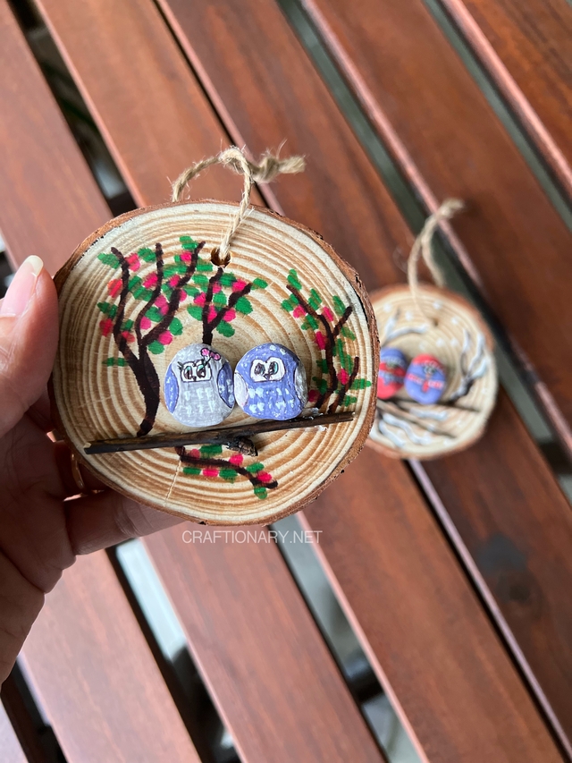 cute-owl-on-spring-branches-painted-rock-art-wood-slice-craft-idea