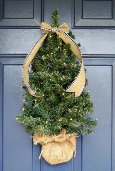 front-door-christmas-tree-with-lights
